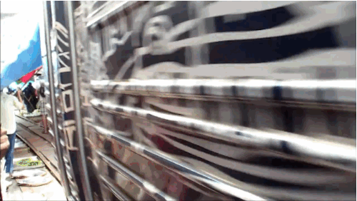 Απολαυστικό: Αυτή η λαϊκή στήνεται και ξεστήνεται κάθε μια ώρα - Αστραπιαία, πριν το τρένο περάσει ανάμεσα στους πάγκους [εικόνες] | iefimerida.gr 9