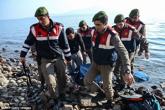 Νέο παγκόσμιο σοκ: Συγκλονιστικές εικόνες με νεκρά προσφυγόπουλα στην ακτή [εικόνες] | iefimerida.gr 0