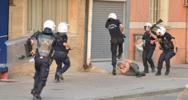 Σοκ από την ωμή βία εναντίον των Τούρκων διαδηλωτών [εικόνες] | iefimerida.gr 0