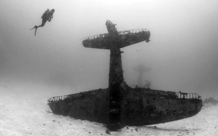 Στον «αεροδιάδρομο» του ωκεανού - 150 βομβαρδιστικά σε βάθος 40 μέτρων [εικόνες]  | iefimerida.gr 4