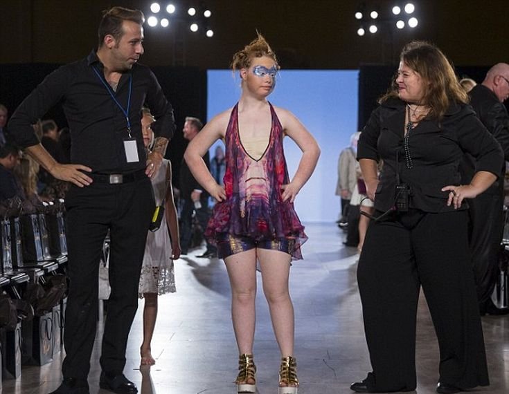 Η ξεχωριστή Μαντλίν: Η 18χρονη με το σύνδρομο Ντάουν περπάτησε σε πασαρέλα [εικόνες]  | iefimerida.gr 0