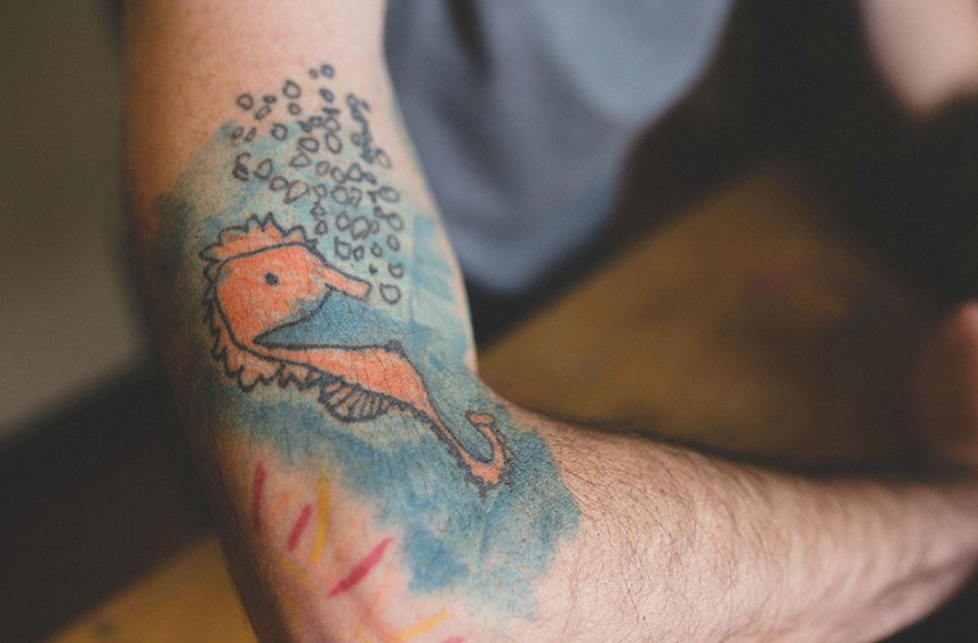 Ενας υπέροχος μπαμπάς που έκανε τις ζωγραφιές του γιου του τατουάζ  [εικόνες] | iefimerida.gr 0