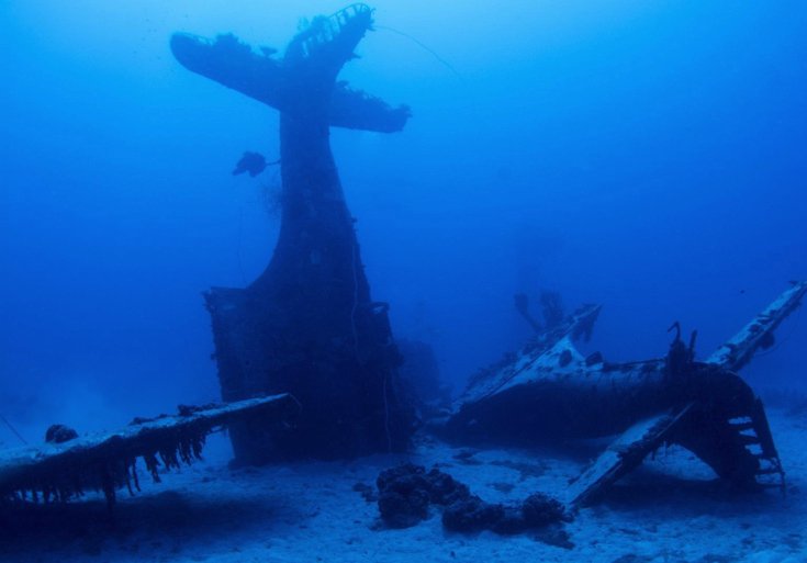 Στον «αεροδιάδρομο» του ωκεανού - 150 βομβαρδιστικά σε βάθος 40 μέτρων [εικόνες]  | iefimerida.gr 0