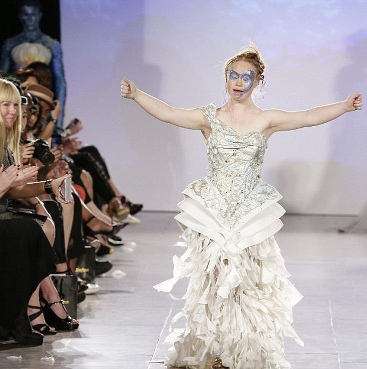 Η ξεχωριστή Μαντλίν: Η 18χρονη με το σύνδρομο Ντάουν περπάτησε σε πασαρέλα [εικόνες]  | iefimerida.gr 2