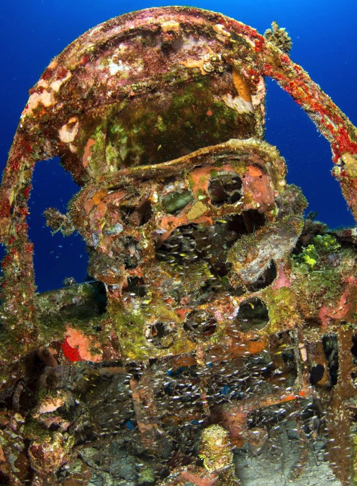 Στον «αεροδιάδρομο» του ωκεανού - 150 βομβαρδιστικά σε βάθος 40 μέτρων [εικόνες]  | iefimerida.gr 2