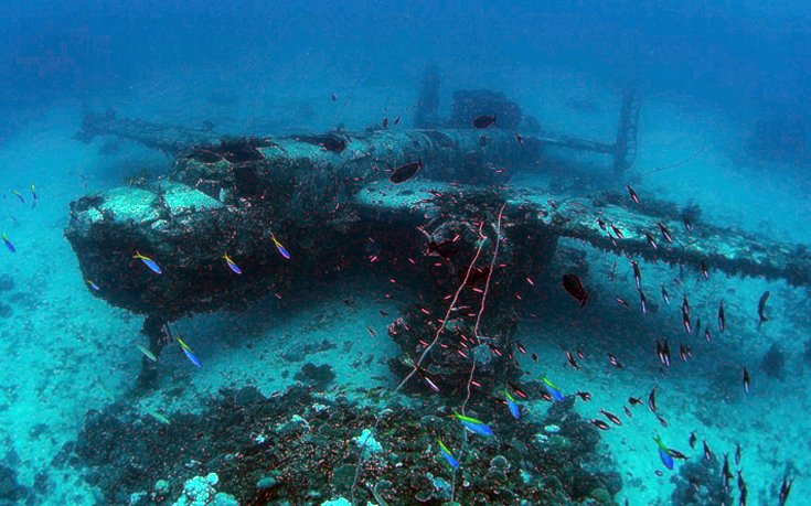 Στον «αεροδιάδρομο» του ωκεανού - 150 βομβαρδιστικά σε βάθος 40 μέτρων [εικόνες]  | iefimerida.gr 1