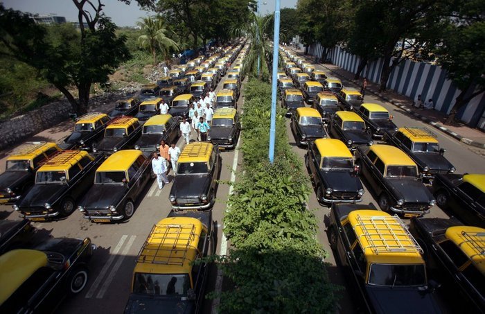 Ταξί έργα τέχνης -Καλλιτέχνες μετατρέπουν το εσωτερικό τους σε πίνακες [εικόνες]  | iefimerida.gr 7