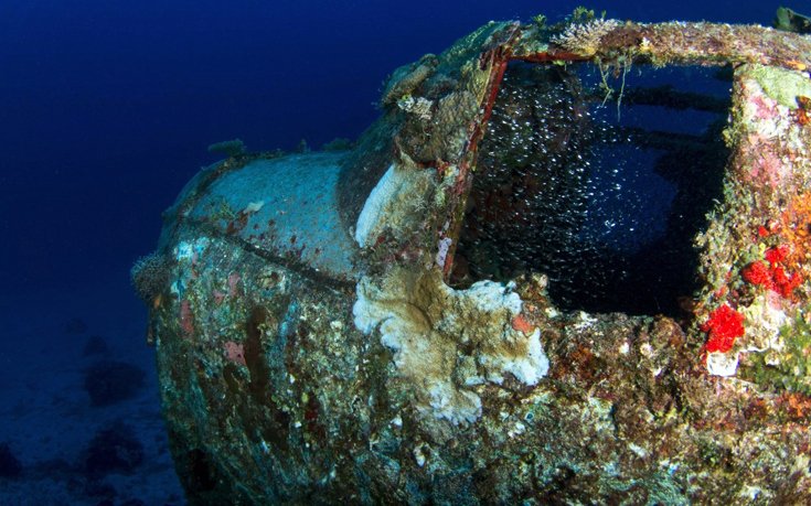 Στον «αεροδιάδρομο» του ωκεανού - 150 βομβαρδιστικά σε βάθος 40 μέτρων [εικόνες]  | iefimerida.gr 3