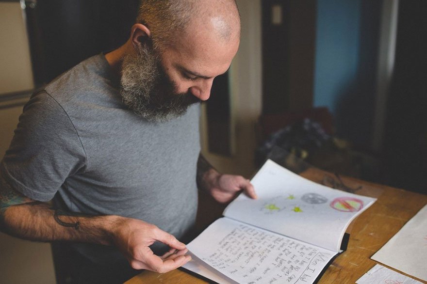 Ενας υπέροχος μπαμπάς που έκανε τις ζωγραφιές του γιου του τατουάζ  [εικόνες] | iefimerida.gr 3