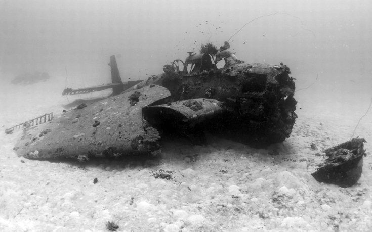 Στον «αεροδιάδρομο» του ωκεανού - 150 βομβαρδιστικά σε βάθος 40 μέτρων [εικόνες]  | iefimerida.gr 5