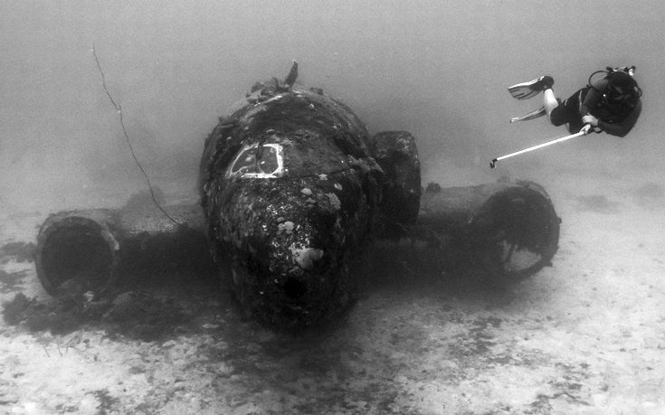 Στον «αεροδιάδρομο» του ωκεανού - 150 βομβαρδιστικά σε βάθος 40 μέτρων [εικόνες]  | iefimerida.gr 6