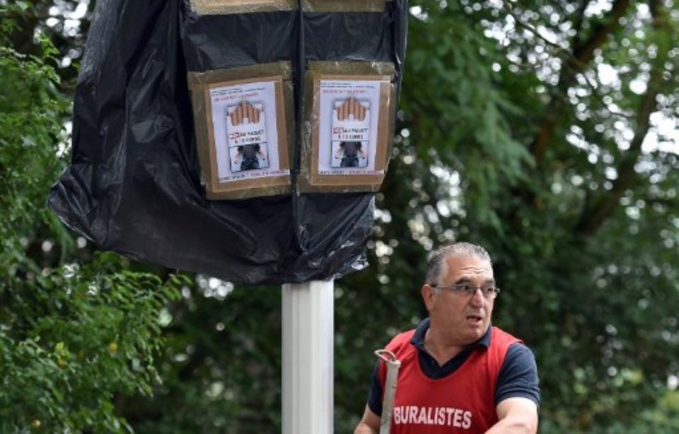 Ο Μακρόν πάει τα τσιγάρα στα 10 ευρώ, οι περιπτεράδες τα «σπάνε» [εικόνες] | iefimerida.gr 0