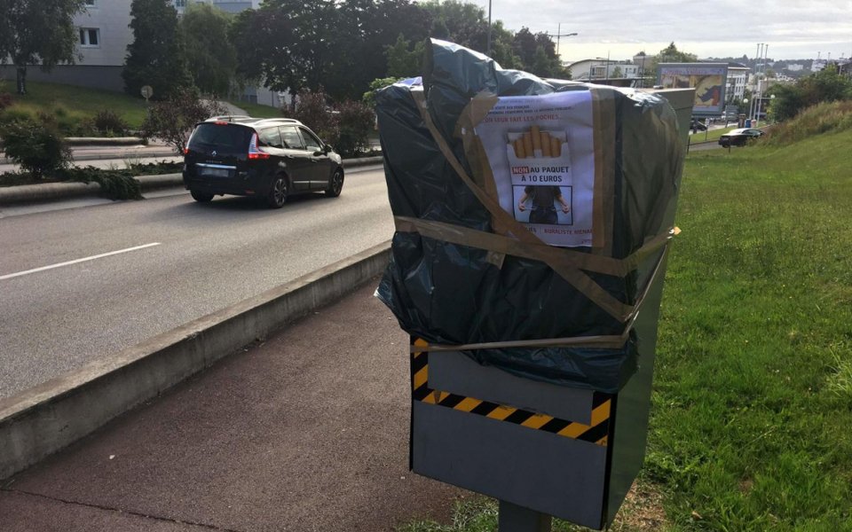 Ο Μακρόν πάει τα τσιγάρα στα 10 ευρώ, οι περιπτεράδες τα «σπάνε» [εικόνες] | iefimerida.gr 2