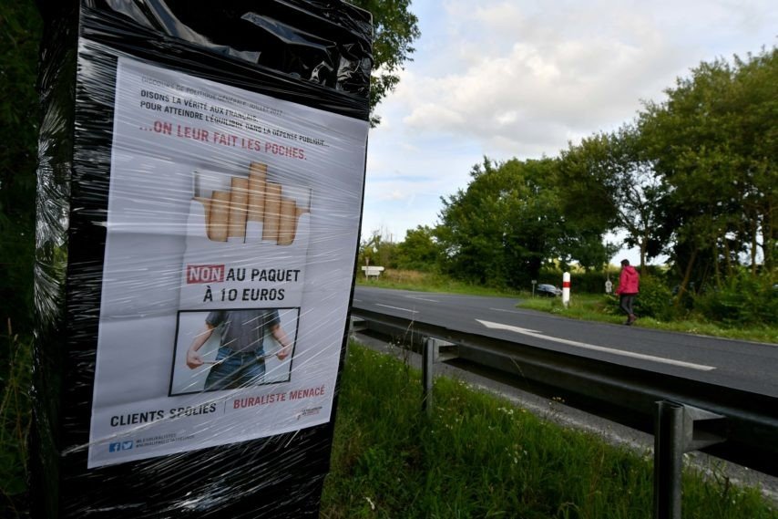 Ο Μακρόν πάει τα τσιγάρα στα 10 ευρώ, οι περιπτεράδες τα «σπάνε» [εικόνες] | iefimerida.gr 4