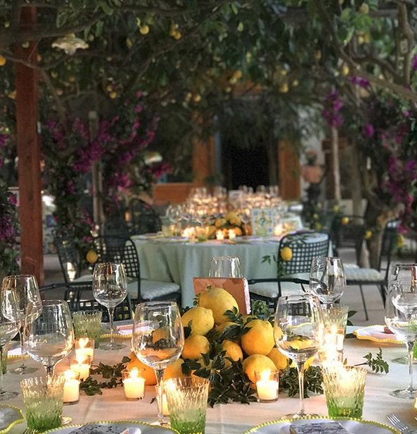 Ονειρικός γάμος fashion blogger στην Ιταλία -Απόλυτη χλιδή παντού, τρία νυφικά και ένα δωμάτιο μόνο με γλυκά [εικόνες] | iefimerida.gr 0