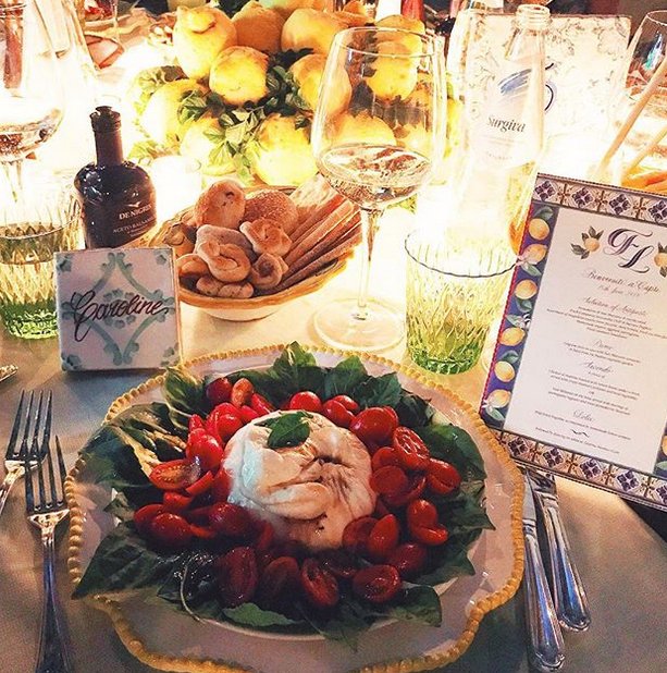 Ονειρικός γάμος fashion blogger στην Ιταλία -Απόλυτη χλιδή παντού, τρία νυφικά και ένα δωμάτιο μόνο με γλυκά [εικόνες] | iefimerida.gr 6