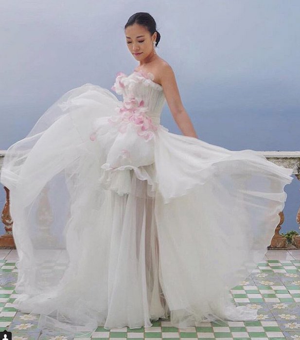 Ονειρικός γάμος fashion blogger στην Ιταλία -Απόλυτη χλιδή παντού, τρία νυφικά και ένα δωμάτιο μόνο με γλυκά [εικόνες] | iefimerida.gr 1