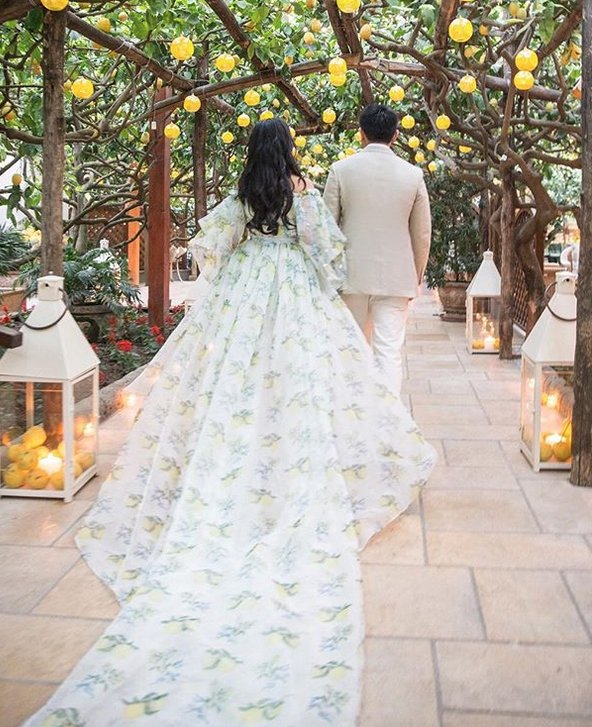 Ονειρικός γάμος fashion blogger στην Ιταλία -Απόλυτη χλιδή παντού, τρία νυφικά και ένα δωμάτιο μόνο με γλυκά [εικόνες] | iefimerida.gr 3