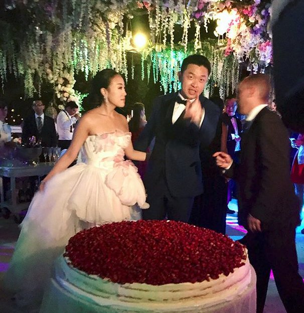 Ονειρικός γάμος fashion blogger στην Ιταλία -Απόλυτη χλιδή παντού, τρία νυφικά και ένα δωμάτιο μόνο με γλυκά [εικόνες] | iefimerida.gr 4