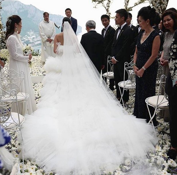 Ονειρικός γάμος fashion blogger στην Ιταλία -Απόλυτη χλιδή παντού, τρία νυφικά και ένα δωμάτιο μόνο με γλυκά [εικόνες] | iefimerida.gr 5