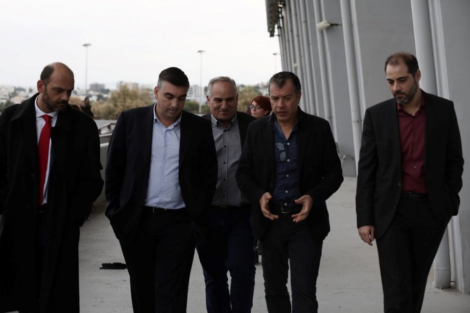Ο Θεοδωράκης στα αντίσκηνα των προσφύγων στο Ελληνικό: Να χρησιμοποιηθούν και στρατόπεδα | iefimerida.gr 1