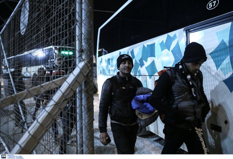 Στην Αθήνα, από την Ειδομένη, 2.300 μετανάστες -Σκόρπισαν στους δρόμους με το που έφθασαν στο Τάε Κβον Ντο [εικόνες] | iefimerida.gr 3