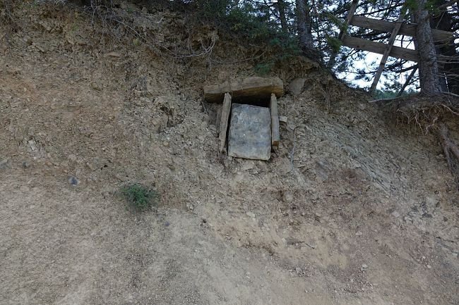 Αρχαίο τάφο με κοσμήματα ανακάλυψαν τυχαία νεαροί στο Ζαγόρι [εικόνες] | iefimerida.gr 0