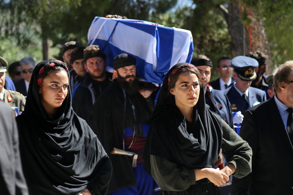 Η Κρητική γη υποδέχτηκε τον Κων. Μητσοτάκη -Με μπαλωθιές το τελευταίο αντίο | iefimerida.gr 3