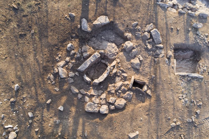 Αποκαλύφθηκαν αρχαίοι τάφοι, οχυρά και μαγειρικά σκεύη σε ανασκαφή στην Κωπαΐδα [εικόνες] | iefimerida.gr 4