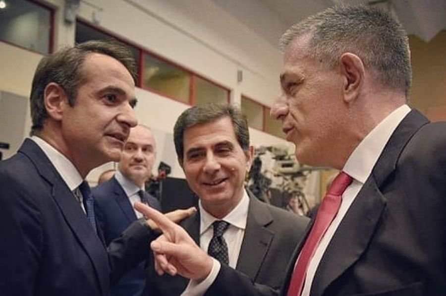 Ο Νίκος Ταχιάος (δεξιά) αποτελεί προσωπική επιλογή του προέδρου του κόμματος Κυριάκου Μητσοτάκη (αριστερά) Στη μέση ο Κ. Γκιουλέκας