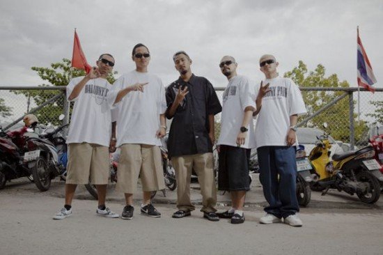 Οι νέοι της Ταϊλάνδης έχουν ξεφύγει -Αντιγράφουν το στιλ από αληθινούς εγκληματίες και μέλη άγριων συμμοριών [εικόνες&βίντεο] | iefimerida.gr 1