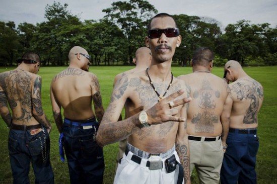 Οι νέοι της Ταϊλάνδης έχουν ξεφύγει -Αντιγράφουν το στιλ από αληθινούς εγκληματίες και μέλη άγριων συμμοριών [εικόνες&βίντεο] | iefimerida.gr 0