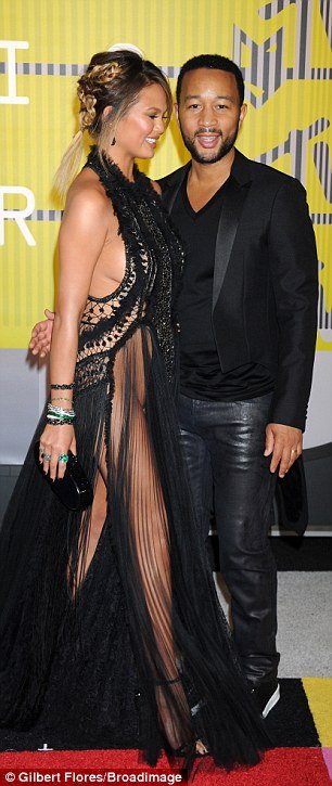 Η Κρίσι Τάιγκεν χωρίς... εσώρουχα με δαντελωτό φόρεμα που αφήνει ελάχιστα στη φαντασία [εικόνες] | iefimerida.gr 0