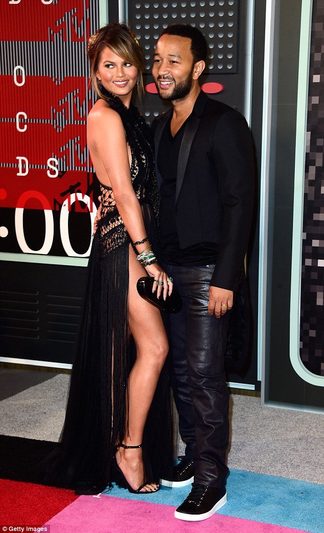 Η Κρίσι Τάιγκεν χωρίς... εσώρουχα με δαντελωτό φόρεμα που αφήνει ελάχιστα στη φαντασία [εικόνες] | iefimerida.gr 1