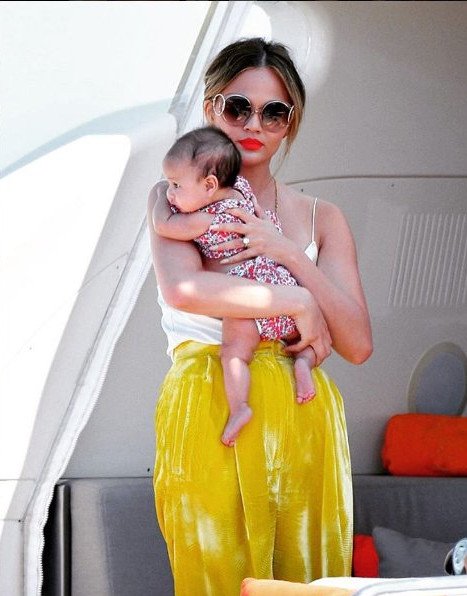 Η «θεά» Κρίσι Τάιγκεν δείχνει τις ραγάδες της και το Ιντερνετ την αποθεώνει [εικόνες] | iefimerida.gr 1