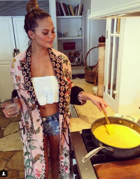 Η «θεά» Κρίσι Τάιγκεν δείχνει τις ραγάδες της και το Ιντερνετ την αποθεώνει [εικόνες] | iefimerida.gr 4