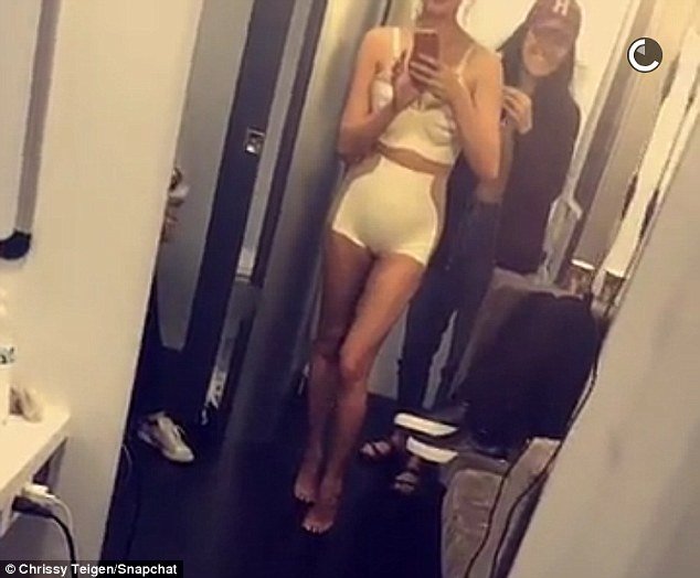 Η πιο σέξι μαμά στον κόσμο -Η Κρίσι Τέιγκεν 3 εβδομάδες μετά τη γέννα [εικόνες] | iefimerida.gr 1