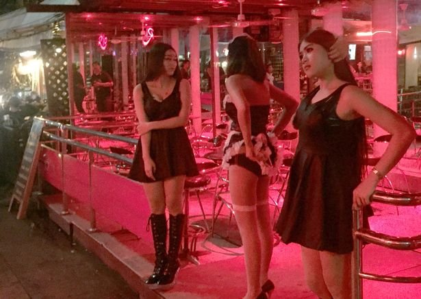 Και οι ιερόδουλες στην Ταϊλάνδη πενθούν για τον βασιλιά -Ολες στα μαύρα [εικόνες] | iefimerida.gr 0