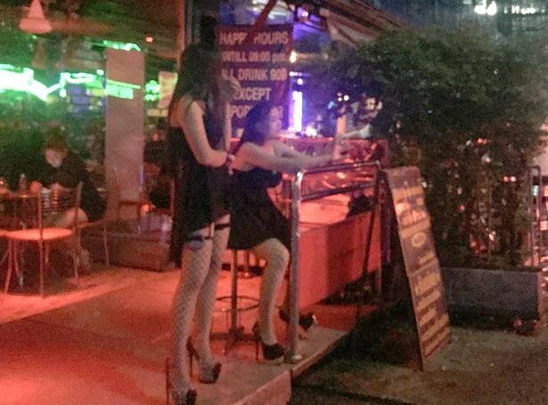 Και οι ιερόδουλες στην Ταϊλάνδη πενθούν για τον βασιλιά -Ολες στα μαύρα [εικόνες] | iefimerida.gr 1