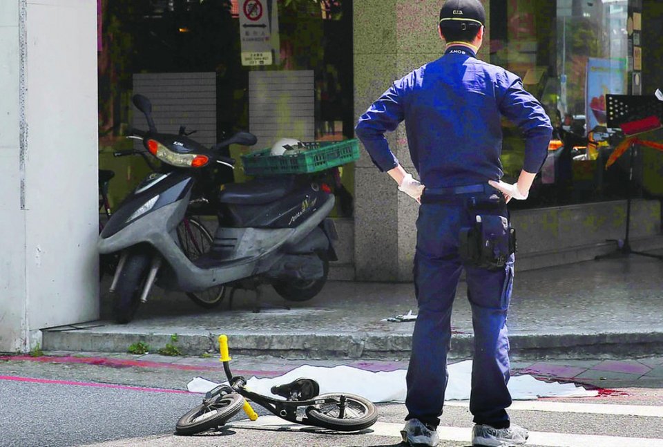 Φρίκη: Αποκεφάλισε τρίχρονο κοριτσάκι που έκανε ποδήλατο [εικόνες&βίντεο] | iefimerida.gr 3