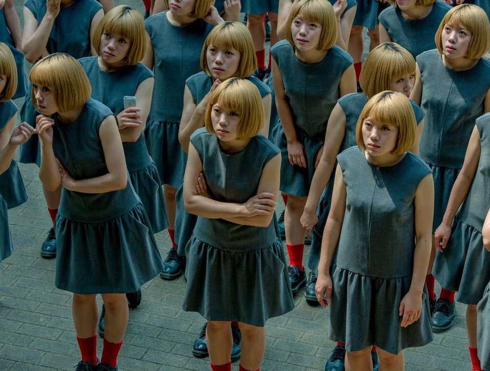 Φωτογράφος «κλωνοποιεί» τα μοντέλα του και δημιουργεί έναν διαφορετικό κόσμο [εικόνες] | iefimerida.gr 0