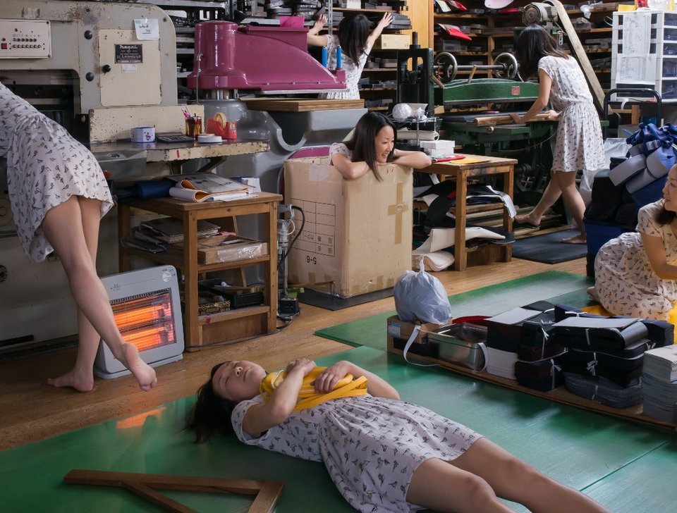 Φωτογράφος «κλωνοποιεί» τα μοντέλα του και δημιουργεί έναν διαφορετικό κόσμο [εικόνες] | iefimerida.gr 9