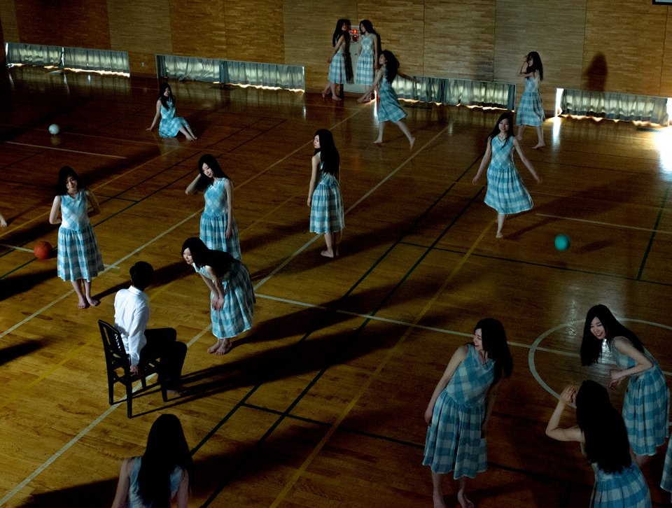 Φωτογράφος «κλωνοποιεί» τα μοντέλα του και δημιουργεί έναν διαφορετικό κόσμο [εικόνες] | iefimerida.gr 8