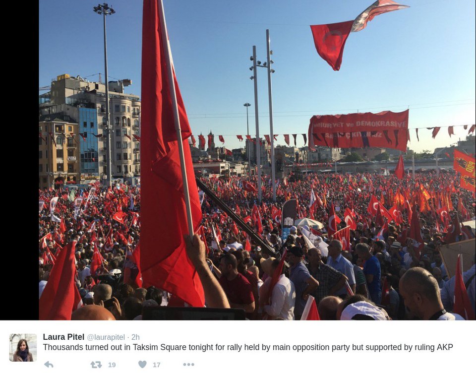  Πάνω από 10.000 διαδήλωσαν στην Ταξίμ υπέρ της Δημοκρατίας -Οπαδοί του Ερντογάν και της αντιπολίτευσης μαζί [εικόνες] | iefimerida.gr 1