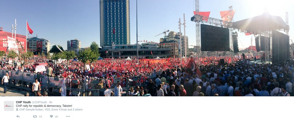  Πάνω από 10.000 διαδήλωσαν στην Ταξίμ υπέρ της Δημοκρατίας -Οπαδοί του Ερντογάν και της αντιπολίτευσης μαζί [εικόνες] | iefimerida.gr 3