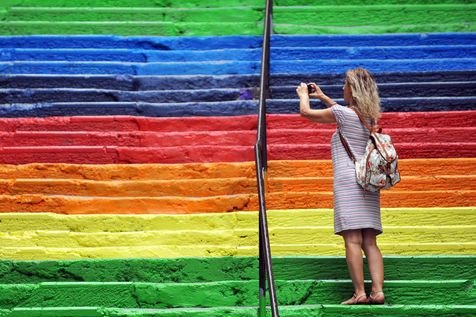 Ποιός φοβάται τα χρώματα στην Τουρκία; Το νέο κίνημα της Πλατείας Ταξίμ γεννήθηκε, βάφουν τα σκαλιά στα χρώματα του ουράνιου τόξου [εικόνες] | iefimerida.gr 0