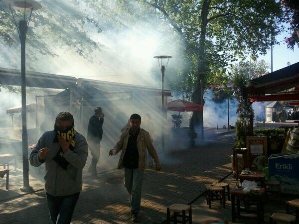 Ο Ερντογάν πέταξε χημικά στη συγκέντρωση της Πρωτομαγιάς -Παιδάκια κινδύνευσαν με ασφυξία [εικόνες] | iefimerida.gr 2