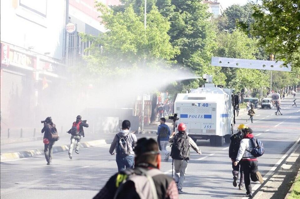 Ο Ερντογάν πέταξε χημικά στη συγκέντρωση της Πρωτομαγιάς -Παιδάκια κινδύνευσαν με ασφυξία [εικόνες] | iefimerida.gr 1