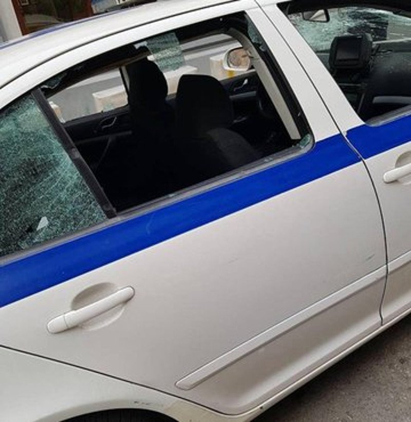Με βαριοπούλες χτυπούσαν το περιπολικό οι γνωστοί άγνωστοι