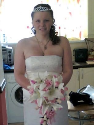 Την έκανε «τόπι» στο ξύλο τέσσερις μόλις ημέρες μετά τον γάμο τους [εικόνες] | iefimerida.gr 0